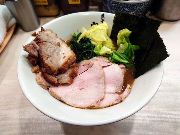 「限定 宮元家流家系ラーメン(MIX)+煮豚+豚モモ+キャベツ」@煮干しつけ麺 宮元の写真