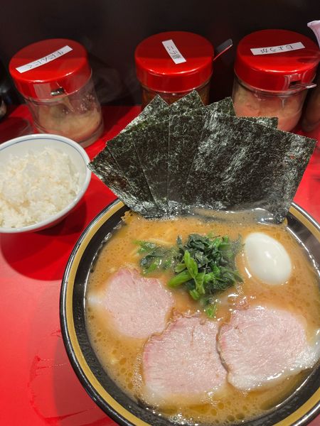 「上ラーメンチャーシュー1枚増し硬め濃いめ、ライス」@家系らーめん 登戸家の写真
