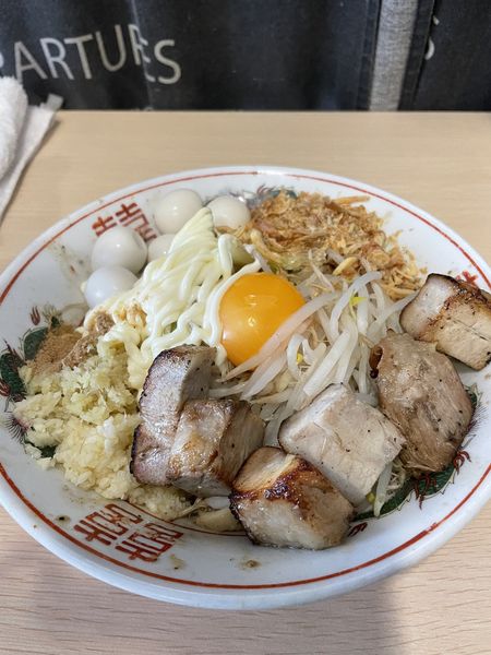 「汁なし（麺半分・ニンニク・生姜・マヨビ）＋うずら卵¥950」@自家製麺 まさきの写真