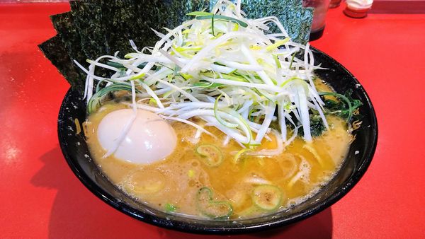 「ラーメン(麺硬め･味濃いめ)+海苔･下仁田葱･味玉」@厚木家の写真