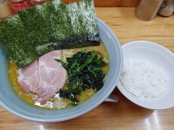 「ラーメン　多め辛め」@横浜家系らーめん 秀吉家の写真