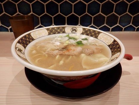 「凄い！煮干しらぁー麺（ハーフ）」@鮨とラーメン うおがしや 鶴屋町店の写真