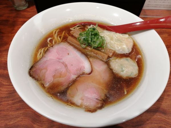 「醤油そば　900円　　海老ワンタン　2個　180円」@三馬路 東京店の写真