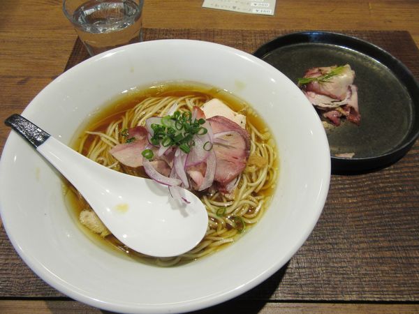 「鶏と水（あっさり）醤油肉増し（１０７０円）＋替え玉３５０円」@蜂と蝶の写真