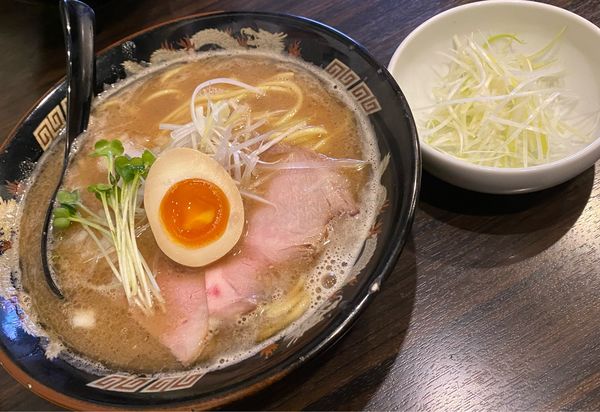 「魚豚骨ラーメン🍜🥢(白ネギ)」@魚と豚と黒三兵の写真