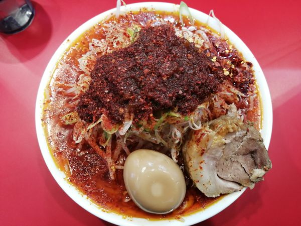 「豚ラーメンRED（小、1辛）＋味玉」@ブタギドラの写真