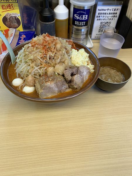 「辛いラーメン豚2ウズラ＋大盛り＋マシマシ＋裏」@麺屋 顎で喰らえの写真