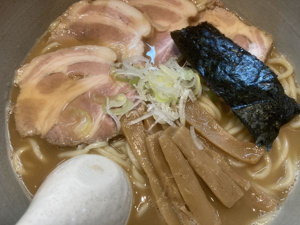 「らーめん(大)+チャーシュー」@麺屋吉左右の写真