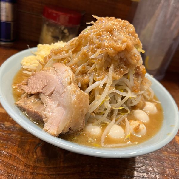 「中ラーメン、うずら（ヤサイマシ、アブラマシマシ）」@立川マシマシの写真