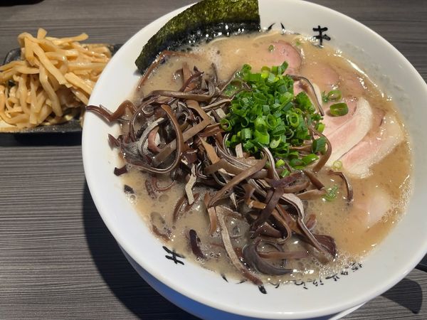 「ちゃーしゅーめん、バリカタ、きくらげ、メンマ、替え玉×2」@博多長浜らーめん いっき 戸塚安行店の写真