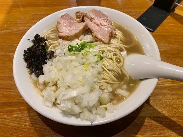 「煮干そば　白醤油　玉葱増し　大」@中村屋総本山の写真