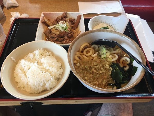 「パンチ定食うどんセット」@山田うどん食堂 武蔵藤沢店の写真