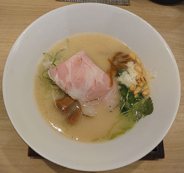 「フロマージュ塩らーめん(麺少なめ、1100円)」@塩らーめん 小粋の写真