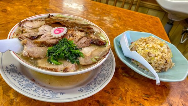 「塩生姜チャーシュー麺（豚） ¥1,100 半チャーハン ¥300」@かし亀の写真