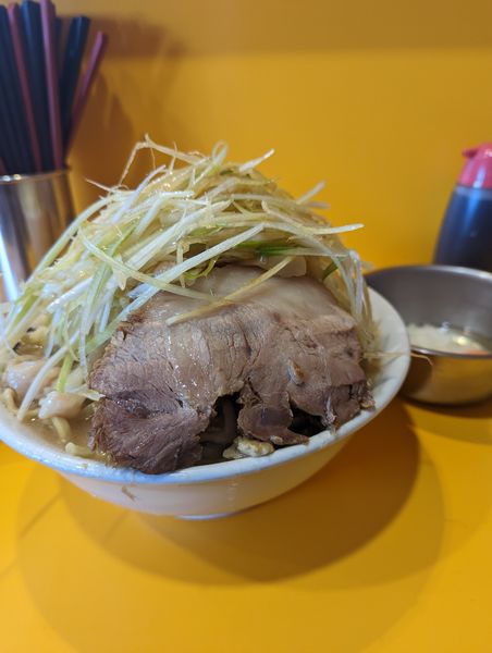 「大ラーメン+ネギ+タマネギタマゴ」@ラーメン二郎 八王子野猿街道店2の写真