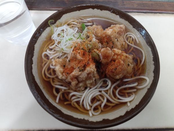 「鶏唐揚げそば430円」@立食い そば処 JR北千住駅2・3番線ホーム店の写真