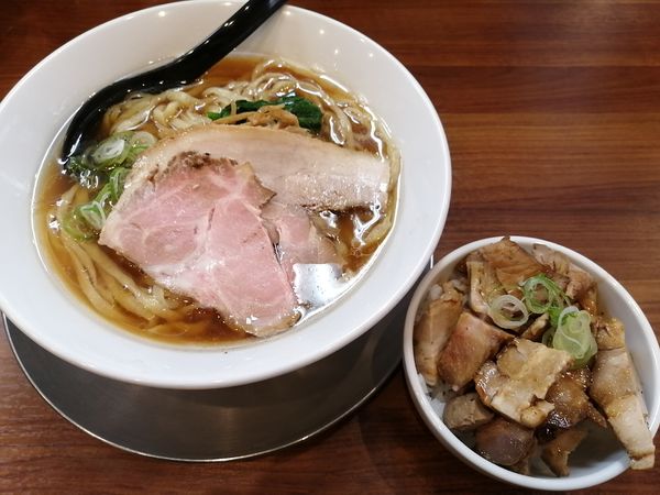 「醤油らーめん中盛り900円チャーシューごはん200円」@純手打ち だるまの写真