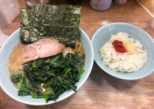 「ほうれん草ラーメン（並）＋無料ライス（小）」@横浜ラーメン 武蔵家 志木店の写真