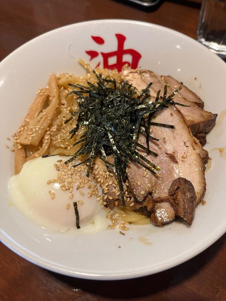「油そば半熟たまご焼豚入」@東京油そば本舗 名古屋総本店の写真