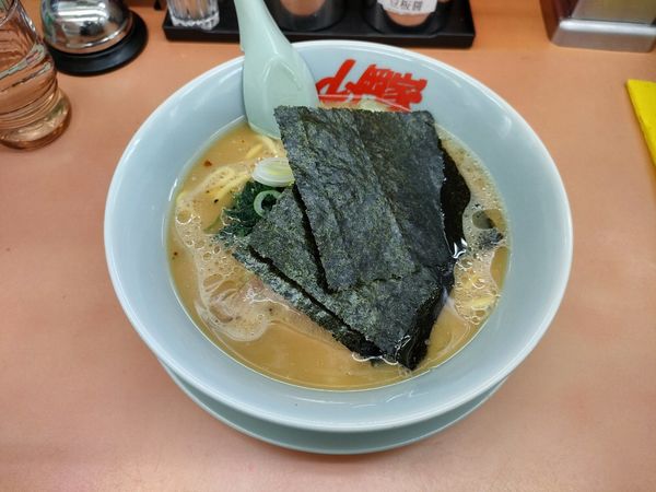 「醤油ラーメン　690円」@ラーメン山岡家 上尾店の写真