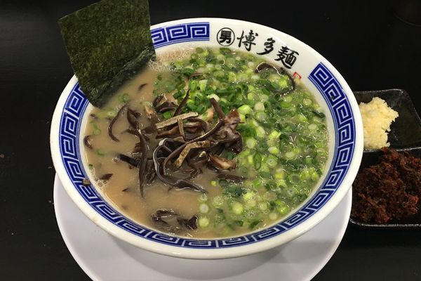 「長浜ラーメン(バリカタ)＋無料トッピング(ニンニク、辛子高菜)」@とんこつラーメン男盛の写真