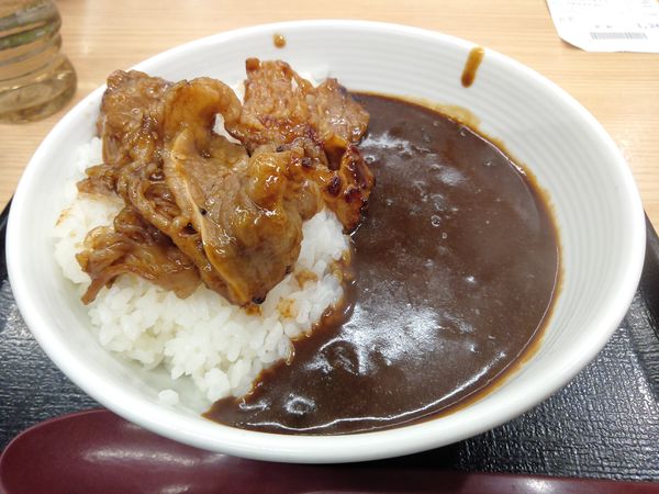「牛カルビカレー 679円」@吉野家 北千住本町商店街店の写真