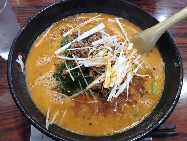 「大人気担々麺800円大盛り無料、コーヒー乳酸菌飲料付き」@錦華楼の写真