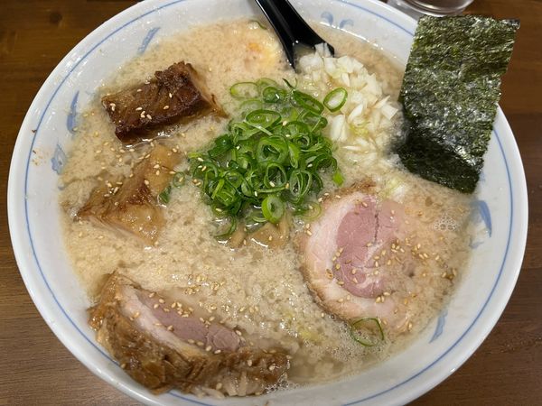 「背脂醤油ラーメン+角煮+厚切りチャーシュー+背脂」@ラーメン・ぶーけの写真
