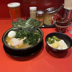 チャーシュー麺　ワカメ　ライス　固め濃いめ多め