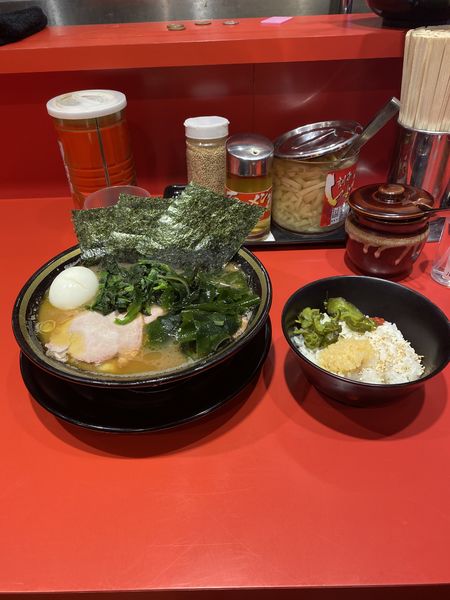 「チャーシュー麺　ワカメ　ライス　固め濃いめ多め」@環2家 蒲田店の写真