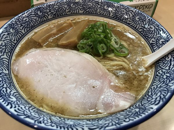 「豚骨魚介らーめん」@濃厚つけ麺・ラーメン 八重桜の写真