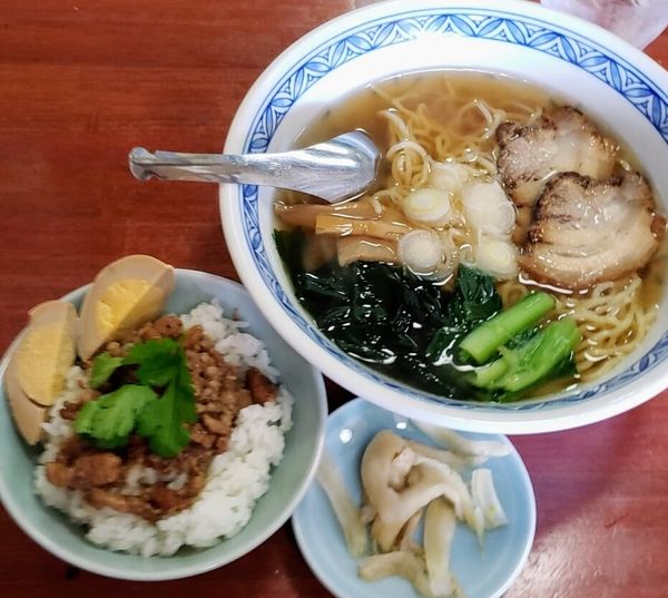「ラーメン600円＋魯肉飯300円」@昌隆菜館の写真