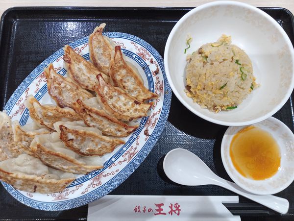 「ジャストサイズ炒飯300円、餃子2人前594円」@餃子の王将 セブンパークアリオ柏店の写真
