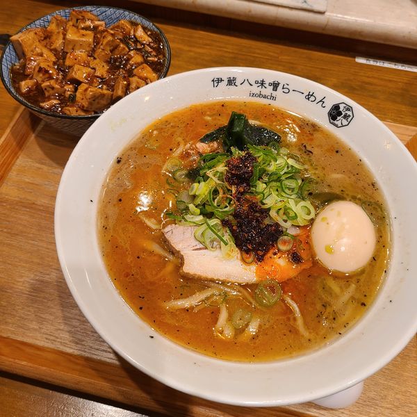 「三種のラー油の味噌らーめん+とろり味玉+マーボー丼」@伊蔵八味噌らーめんの写真