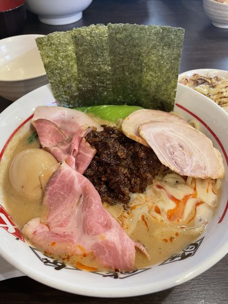「伝説の担々麺＋豚＋味玉＋海苔＋炙りチーズ豚丼¥1,800」@ちばからの写真