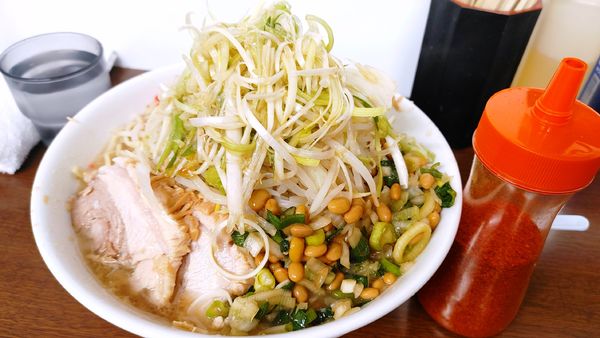 「大ラーメン・ネギ・九条ネギ納豆(ヤサイベニ)¥1,130」@ラーメン二郎 横浜関内店の写真