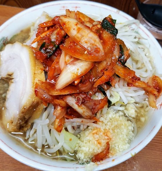 「ラーメン（ニンニク）８５０円＋タマネギキムチ １００円」@ラーメン二郎 亀戸店の写真