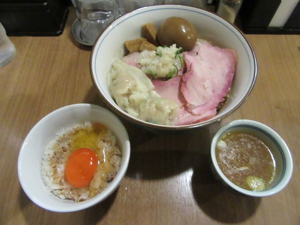 「特製油そば（１３００円）＋大盛１００円＋玉子かけごはん５０円」@MENクライの写真