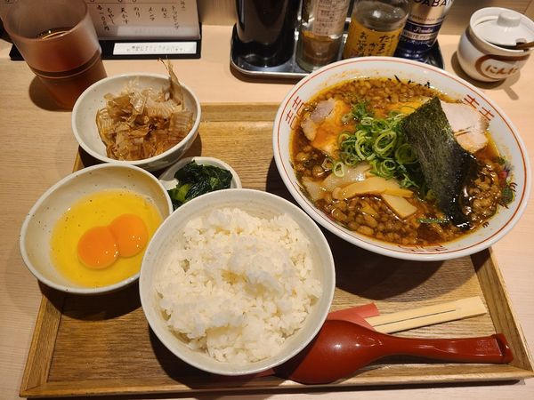 「辛ラーメン(3)+卵かけご飯」@尾道ラーメン 八じゅう 蒲田本店の写真