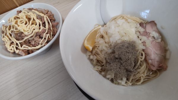 「油そば500円　豚めし（麺とセットで）150円」@寺カフェ 中華そば水加美の写真