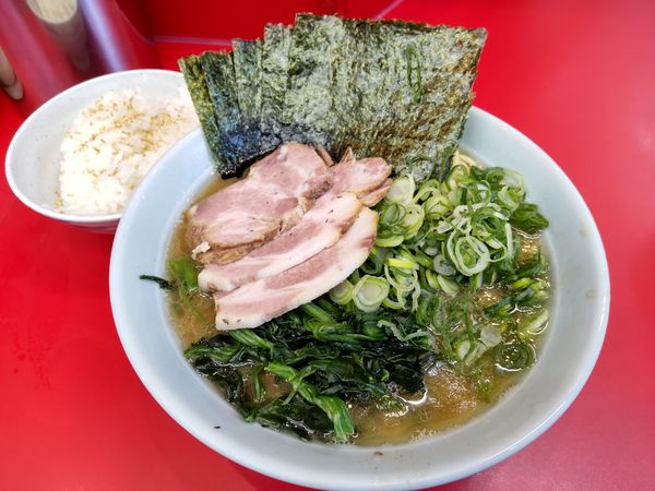 「朝ラー＋チャ－3枚、のり、ほうれん草」@横浜ラーメン 武蔵家 大井町店の写真