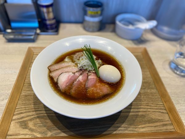 「特製　中華蕎麦〈醤油〉¥1400  手もみ麺」@宍道湖しじみ中華蕎麦 琥珀 東京本店の写真