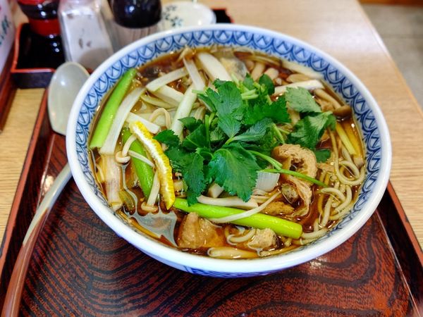 「きのこそば(並盛)850円」@すかや 鶴見支店の写真