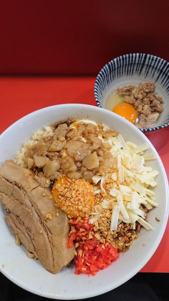 「ジャンクまぜそば+チーズ+ほぐし豚入り生卵」@まぜそばマゼロー 船橋店の写真