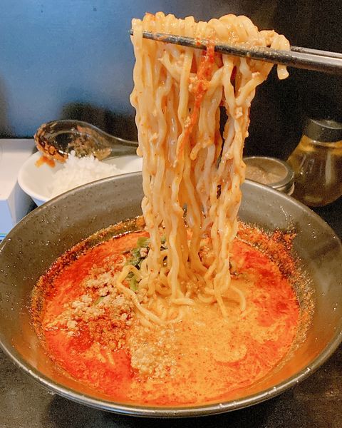 「血の池 +10辛」@地獄の担担麺 護摩龍 百人町総本山の写真