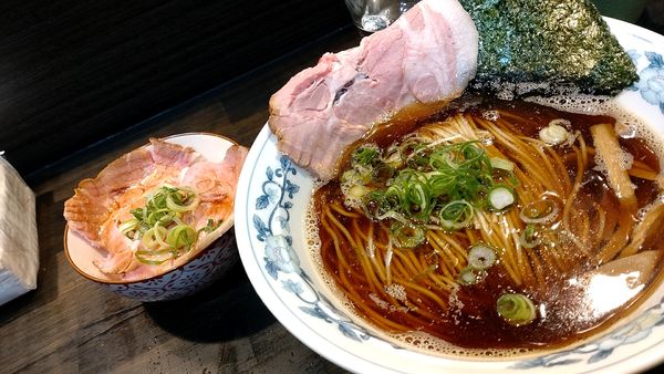 「焦がし煮干しらーめん　醤油　（850円税込）」@燵家製麺の写真