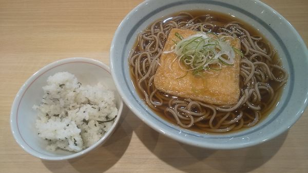 「きつねそば＋わかめごはん（￥330+100）」@豊はるの写真