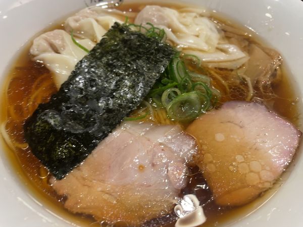 「黒だし（ハーフ）肉ワンタン980円」@八雲の写真