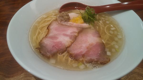 「醤油そば(￥900) VS  塩そば(￥900)」@三馬路 東京店の写真