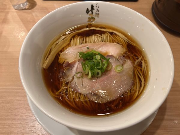 「醤油らぁ麺」@らぁ麺 はやし田 味の素スタジアム店の写真